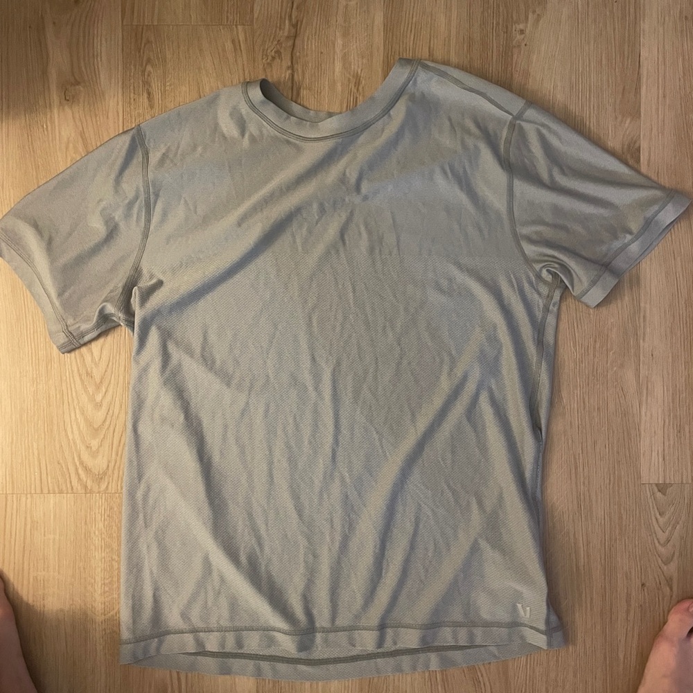 Vuori Gray Men’s Tee. Size Large.